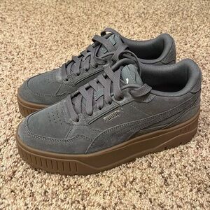 EUC Puma suede platform sneaker, gray. Size 9